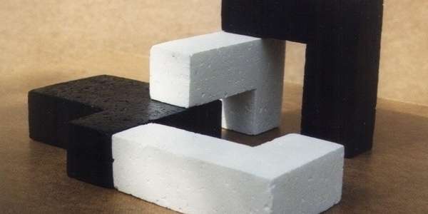 Kunst im Außenbereich der Mensa: Modell begehbare Raumskulptur Begegnung der Künstlerin Anne Sewcz, Crivitz © 2005 bbl-mv