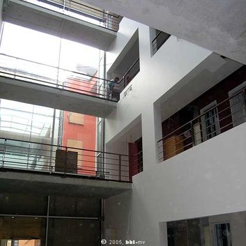 Blick von unten in der Eingangshalle (im Landesteil) © 2005 bbl-mv