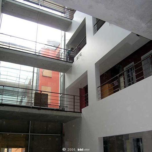 Blick von unten in der Eingangshalle (im Landesteil) © 2005 bbl-mv