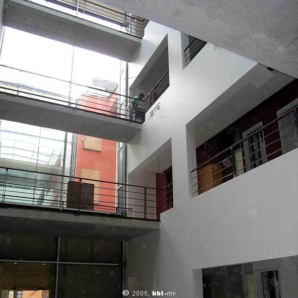 Blick von unten in der Eingangshalle (im Landesteil) © 2005 bbl-mv