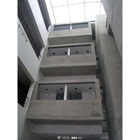 Blick von unten auf die  Schubladen . Diese enthalten die Sanitärbereiche. © 2005 bbl-mv