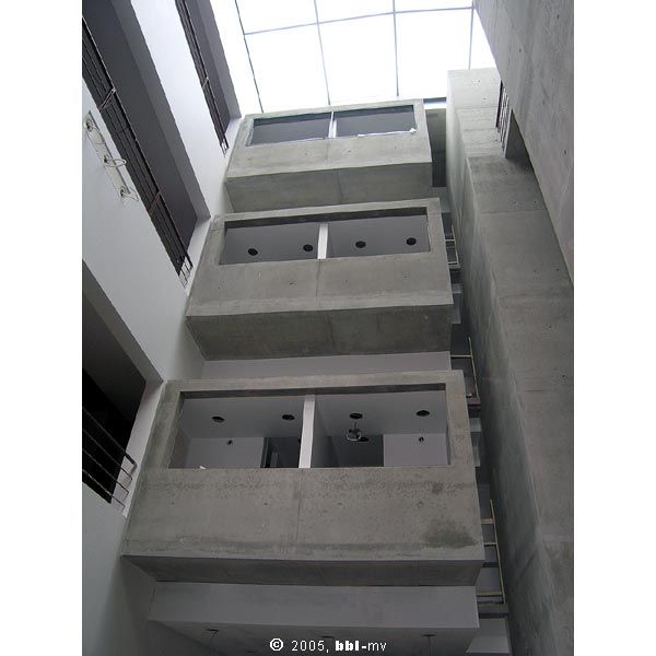 Blick von unten auf die  Schubladen . Diese enthalten die Sanitärbereiche. © 2005 bbl-mv