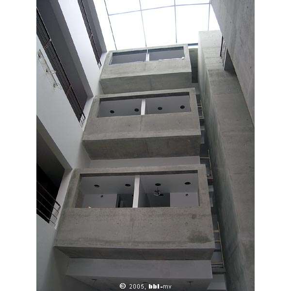 Blick von unten auf die  Schubladen . Diese enthalten die Sanitärbereiche. © 2005 bbl-mv