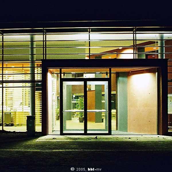 Eingangsbereich der Mensa von außen © 2005 bbl-mv