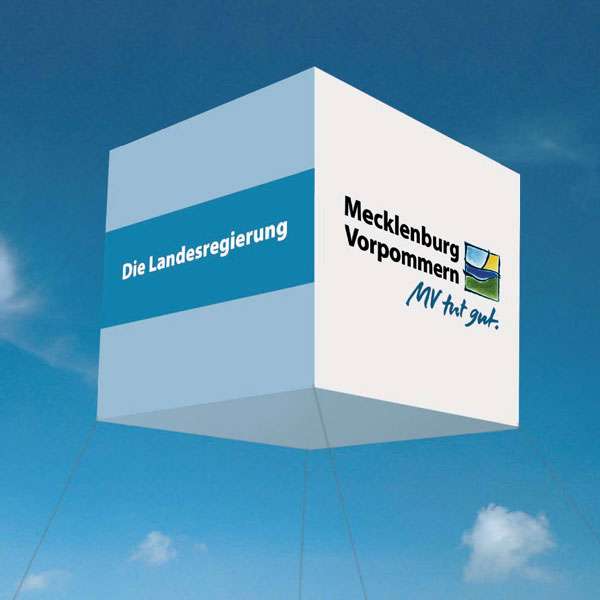 Ein Land stellt sich vor - der bbl-mv stellt sich vor; Modellansicht des Helium-Würfels, der über dem Pavillon der Landesregierung schwebte: Aussenmaße 4x4x4m ! © 2005 bbl-mv