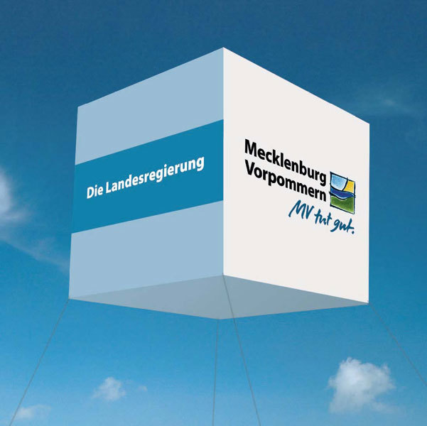 Ein Land stellt sich vor - der BBL M-V stellt sich vor. Visualisierung des Helium-Würfels, der in den vergangenen Jahren über dem Pavillon der Landesregierung schwebte: Außenmaße 4x4x4m. © 2016 Landesmarketingkampagne M-V / Betrieb für Bau und Liegenschaften Mecklenburg-Vorpommern