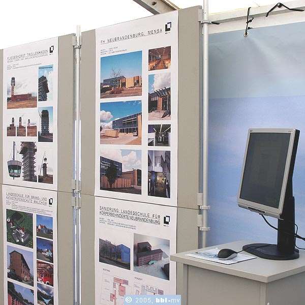 Schautafeln mit aktuellen Baumaßnahmen aus dem Geschäftsbereich Neubrandenburg.An dem PC konnte auf der neugestalteten Internet-Seite des bbl-mv gesurft werden. © 2005 bbl-mv