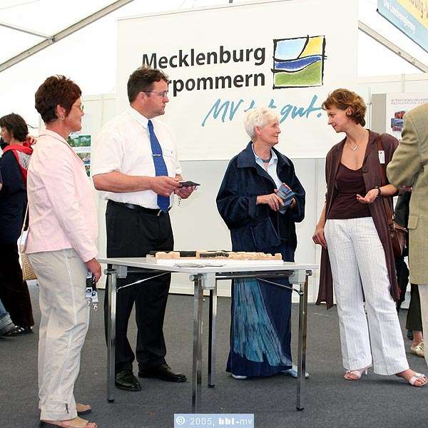Finanzministerin Sigrid Keler am Stand des bbl-mv im Gespräch mit unseren Mitarbeitern. © 2005 bbl-mv