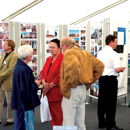 Finanzministerin Sigrid Keler am Stand des bbl-mv im Gespräch mit Frau Schubert, Justizsenatorin und stellvertretende Oberbürgermeisterin von Berlin. © 2005 bbl-mv