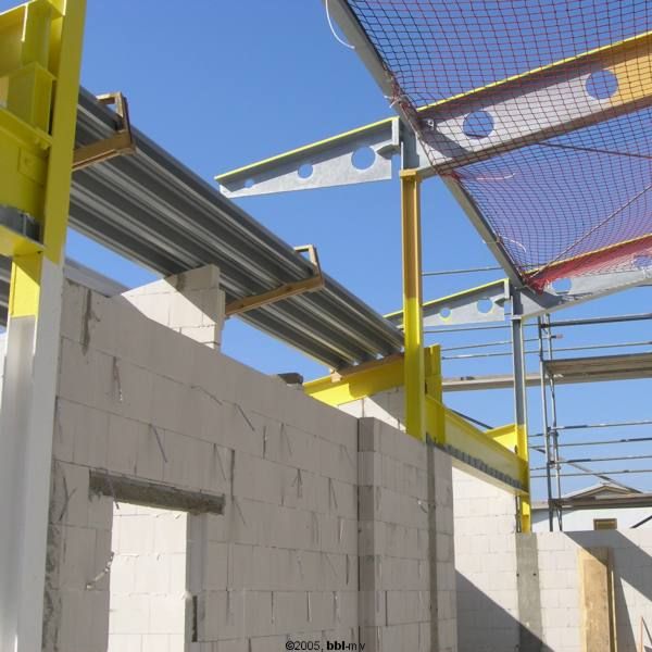 Rohbau der Sporthalle - Detail Anbau mit Gallerie und Nebenräumen © 2007 Betrieb für Bau und LiegenschaftenMecklenburg-Vorpommern