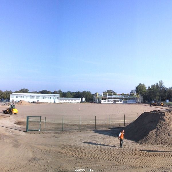 Bau des Sportplatzes - im linken Teil des Bildes steht die noch zur Zeit genutzte alte Sporthalle, rechts ist die neue Sporthalle im Rohbau zu sehen © 2007 Betrieb für Bau und LiegenschaftenMecklenburg-Vorpommern