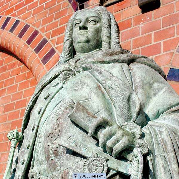 Großherzog Friedrich Franz II. hat jetzt wieder alle Knöpfe am Revers. Aber nicht nur der fehlende Knopf wurde rekonstruiert. © 2006 bbl-mv