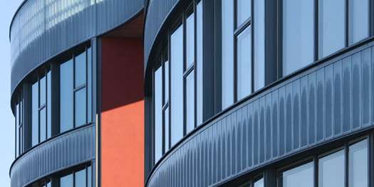 Blick auf die Fassade aus nord-westlicher Richtung: vorn der kommunale Teil, dahinter der universitäre Teil des Gebäudes. © 2006 bbl-mv