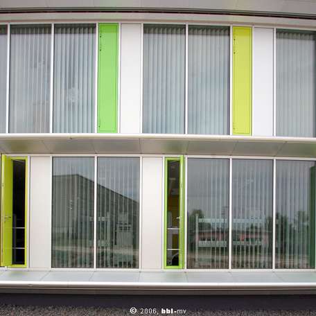 Landeskriminalamt M-V, Kriminaltechnisches Institut
Fassade: Ausschnitt Erdgeschoß und Obergeschoß mit der typischen Farbgestaltung © 2006 Betrieb für Bau und Liegenschaften