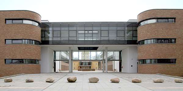 Vorplatz und Eingangssituation am Zentralgebäude für Nervenheilkunde am Klinikum der Universität Rostock. © 2006 Betrieb für Bau und LiegenschaftenMecklenburg-Vorpommern