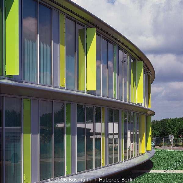 Landeskriminalamt M-V, Kriminaltechnisches Institut, Blick auf die Fassade, charakteristisch und gut zu erkennen: die Krümmung. © 2006 Busmann + Haberer Berlin