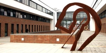 Synapsen , die Kunst am Bau zwischen den beiden Gebäudeflügeln. © 2006 Christian Hoffmann (sbl-mv / Finanzministerium MV)