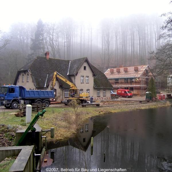 während der Bauzeit: der Blick auf den Grünower See, links im Hintergrund das Haupthaus und rechts der entstehende Neubau der zukünftigen Herberge © 2007 Betrieb für Bau und Liegenschaften Mecklenburg-Vorpommern