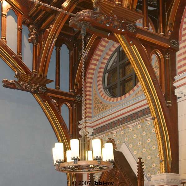 Plenarsaal: aufwändige Restauration der Deckenverkleidung und ein ausgeklügeltes Lichtkonzept (Heidrun Walther, Rostock) wurden umgesetzt. © 2007 BBL M-V