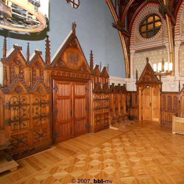Plenarsaal: unter dem Mecklenburger und Vorpommernwappen wird das Präsidium errichtet. © 2007 BBL M-V