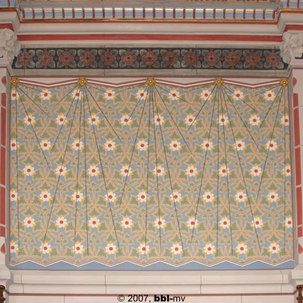 Plenarsaal: nach einer alten Postkarte konnte die Wandverkleidung nach historischem Vorbild restauriert werden (Fa. Mannewitz). © 2007 BBL M-V
