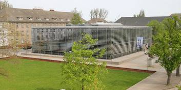 Blick auf das Rasenparterre und über den Platz vor der Bibliothek © 2007 Betrieb für Bau und LiegenschaftenMecklenburg-Vorpommern