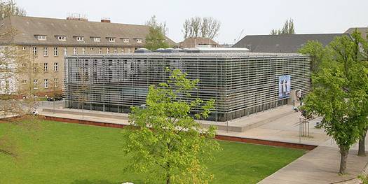 Blick auf das Rasenparterre und über den Platz vor der Bibliothek © 2007 Betrieb für Bau und LiegenschaftenMecklenburg-Vorpommern