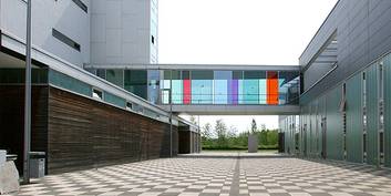 Im Schachbrettmuster gestaltete Freifläche zwischen den Gebäuden. © 2007 Betrieb für Bau und LiegenschaftenMecklenburg-Vorpommern