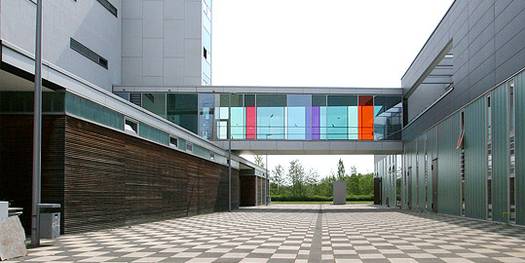 Im Schachbrettmuster gestaltete Freifläche zwischen den Gebäuden. © 2007 Betrieb für Bau und LiegenschaftenMecklenburg-Vorpommern