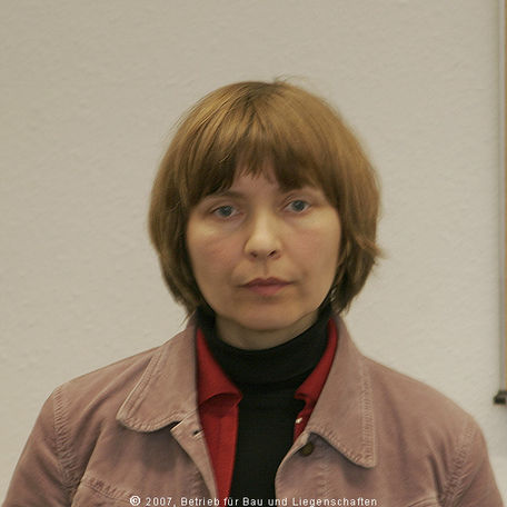 Die Künstlerin Ruzica Zajec aus Kaarz stellte ihren Entwurf  Lichtinstallation hinter Glasfeldern  vor. © 2007 Betrieb für Bau und LiegenschaftenMecklenburg-Vorpommern