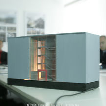 Lichtstreifen  - hier noch im Modell zu sehen, bald am Neubau des Bundespolizeiamtes in der  Rostocker Gartenstadt. © 2007 Betrieb für Bau und LiegenschaftenMecklenburg-Vorpommern