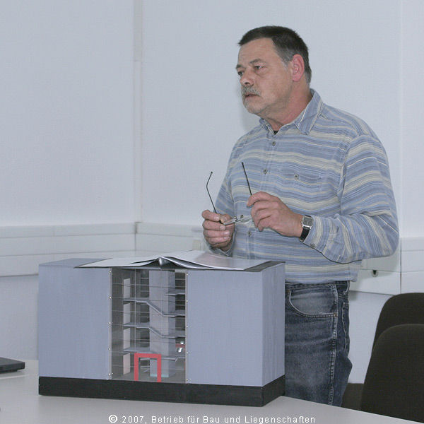 Der erste Preis ging an den Künstler Hartmut Hornung aus Ahlbeck mit seinem Entwurf  Lichtstreifen . © 2007 Betrieb für Bau und LiegenschaftenMecklenburg-Vorpommern