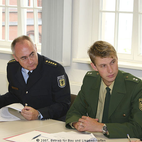 Vom Bundespolizeiamt Rostock im Preisgericht (v.l.): Leiter Manfred Lohrbach und Pressesprecher Stefan Perschall. © 2007 Betrieb für Bau und LiegenschaftenMecklenburg-Vorpommern