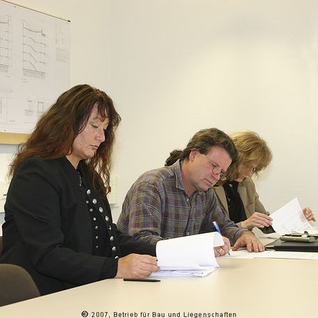 Fach- und Sachverstand im Preisgericht (v.l.): Künstlerin Britta Naumann, Metallplastiker Udo Richter (beide Künstlerbund) und Kunsthistorikerin Dr. Katrin Arietta. © 2007 Betrieb für Bau und LiegenschaftenMecklenburg-Vorpommern