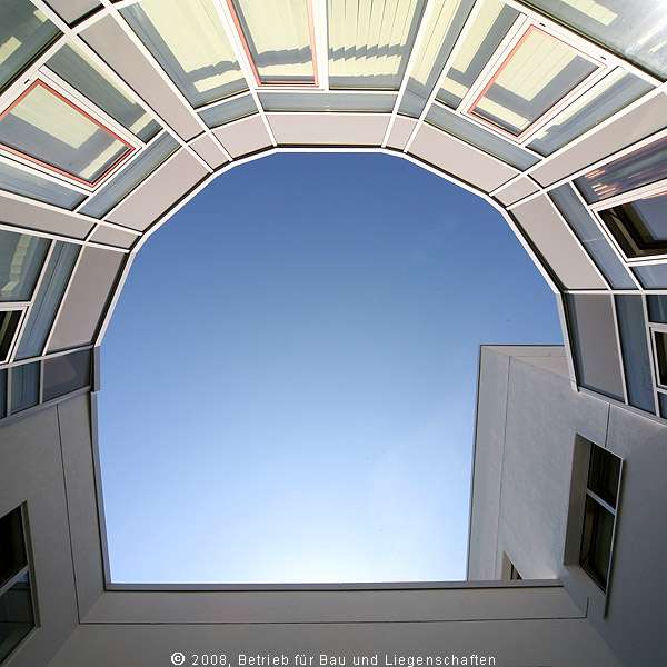 Blick in den Himmel. Kleine Innenhöfe und große Fenster lassen Helligkeit und Licht in die Behandlungs- und Patientenzimmer. Zusammen mit dem Farbkonzept führt das zu einer freundlichen und positiven Atmosphäre in der Klinik. © 2008 Betrieb für Bau und Liegenschaften Mecklenburg-Vorpommern