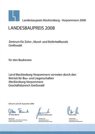 Die Urkunde für den Sieger, das Zentrum Zahn-, Mund- und Kieferheilkunde an der Ernst-Moritz-Arndt-Universität in Greifswald, wurde am 4. September 2008 im Landesfunkhaus des NDR in Schwerin übergeben. © 2008 Betrieb für Bau und Liegenschaften Mecklenburg-Vorpommern