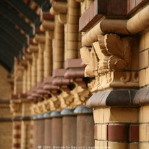 Auf die Details kommt es an: das dreiblättrige Ornament ist ein wiederkehrendes Element im Ständehaus. Hier ist es an einer Säule der Galerie, im Lichthof, direkt unter dem Dach. © 2008 Betrieb für Bau und Liegenschaften Mecklenburg-Vorpommern