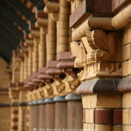 Auf die Details kommt es an: das dreiblättrige Ornament ist ein wiederkehrendes Element im Ständehaus. Hier ist es an einer Säule der Galerie, im Lichthof, direkt unter dem Dach. © 2008 Betrieb für Bau und Liegenschaften Mecklenburg-Vorpommern