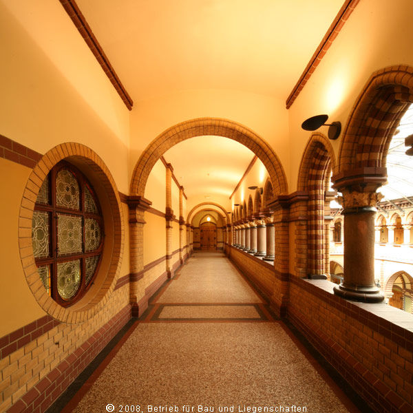 Auf der Galerie: links ein Bleiglasfenster mit Blick in den Plenarsaal. Die Baukosten betrugen Ende des 19. Jahrhunderts 888.000 Mark. Bauherr war die Mecklenburgische Ritterschaft, genutzt wurde es u. a. von der Landständischen Verwaltung. © 2008 Betrieb für Bau und Liegenschaften Mecklenburg-Vorpommern