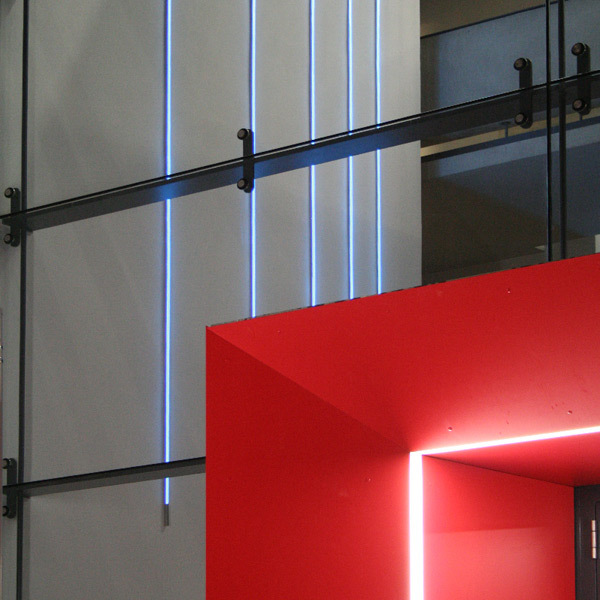 Im Glasverbinder zwischen dem sanierten Altbau und dem Neubau. Die blauen Streifen gehören zur Installation einer Kunst am Bau  Illumination  des Künstlers Prof. Hartmut Hornung, Usedom. © 2008 Bastmann und Zavracky