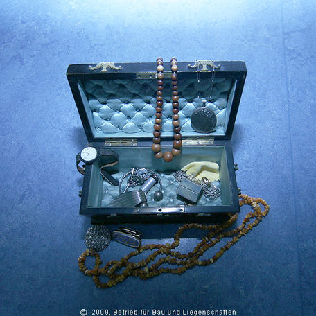 Schätze, mit denen man nicht reich wird: eine Schatztruhe enthält das ausgeschlagene Erbe der Rostocker Künstlerin Kate Diehn-Bitt (1900 - 1978). Drei Bilder aus dem Nachlass wurden dem Staatlichen Museum in Schwerin übertragen und können dort angesehen w © 2009 Betrieb für Bau und Liegenschaften Mecklenburg-Vorpommern