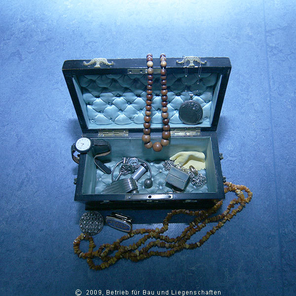 Schätze, mit denen man nicht reich wird: eine Schatztruhe enthält das ausgeschlagene Erbe der Rostocker Künstlerin Kate Diehn-Bitt (1900 - 1978). Drei Bilder aus dem Nachlass wurden dem Staatlichen Museum in Schwerin übertragen und können dort angesehen w © 2009 Betrieb für Bau und Liegenschaften Mecklenburg-Vorpommern