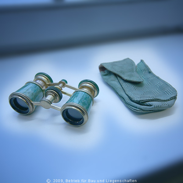 Geerbt: ein Opernglas mit Tasche. © 2009 Betrieb für Bau und Liegenschaften Mecklenburg-Vorpommern