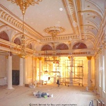 Nur noch einen guten Monat bis zur Fertigstellung und feierlichen Übergabe: am 6. März 2009 sind die Arbeiten noch im Gange. Gut zu erkennen sind die Kronleuchter. © 2009 Betrieb für Bau und Liegenschaften Mecklenburg-Vorpommern