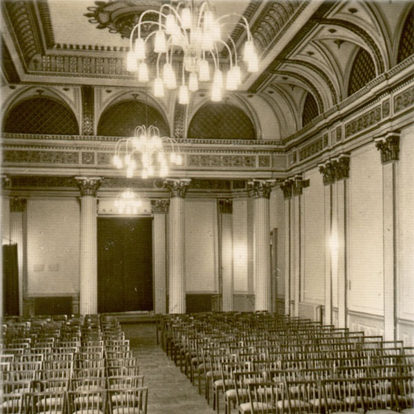 Historische Aufnahme von 1959: der Goldene Saal im damaligen  Haus der Deutsch-Sowjetischen Freundschaft . © 2009 Betrieb für Bau und Liegenschaften Mecklenburg-Vorpommern