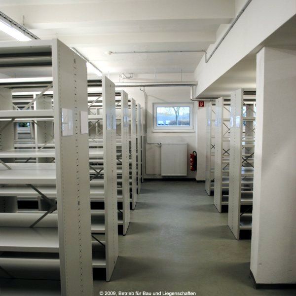 Blick in die Regalanlage im Untergeschoss © © 2009, Betrieb für Bau und Liegenschaften