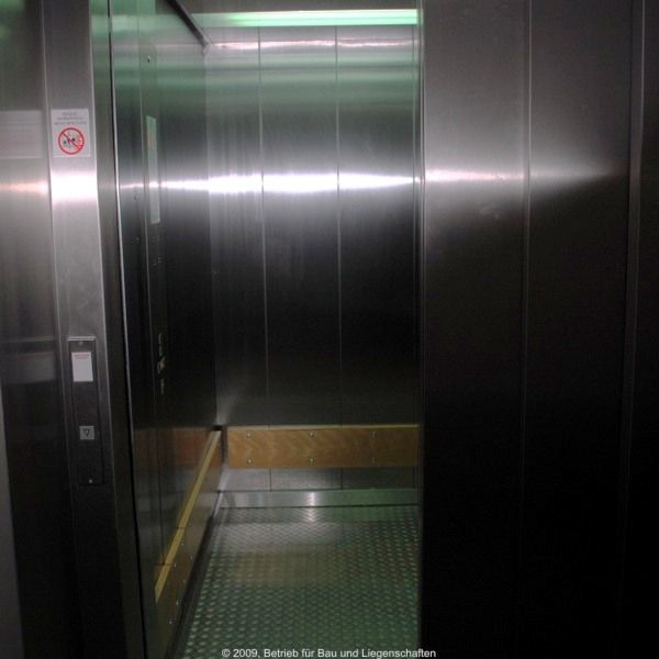 Mit dem Fahrstuhl gelangen die Akten ins Obergeschoss. © © 2009, Betrieb für Bau und Liegenschaften