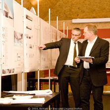 Die Fachpreisrichter und Architekten Stephan Wenzl (links) vom Ministerium für Verkehr, Bau und Landesentwicklung und Andreas Woitassek (rechts) aus Stralsund bewerten den späteren Siegerentwurf mit der Tarnzahl #012. © 2009 Betrieb für Bau und Liegenschaften Mecklenburg-Vorpommern