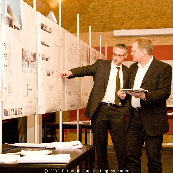 Die Fachpreisrichter und Architekten Stephan Wenzl (links) vom Ministerium für Verkehr, Bau und Landesentwicklung und Andreas Woitassek (rechts) aus Stralsund bewerten den späteren Siegerentwurf mit der Tarnzahl #012. © 2009 Betrieb für Bau und Liegenschaften Mecklenburg-Vorpommern
