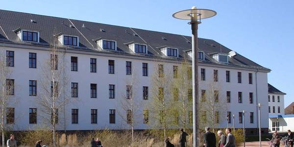 Schöner Platz - freie Fläche an dem 1935 errichteten militärischen Unterkunftsgebäude. Das Gebäude ist jetzt behindertengerecht erschlossen. © 2010 Betrieb für Bau und Liegenschaften Mecklenburg-Vorpommern